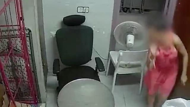 Imagen de la mujer detenida por robar en las taquillas de los hoteles / MOSSOS