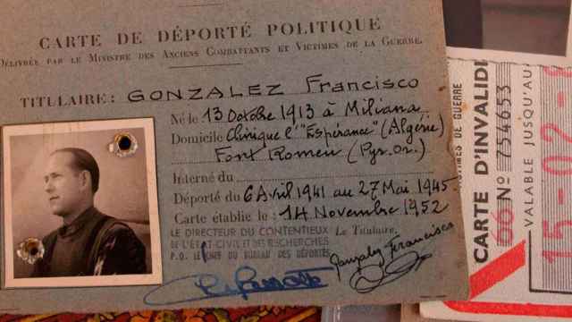 El carnet de deportado de un catalán que ingresó en un campo de exterminio / EFE
