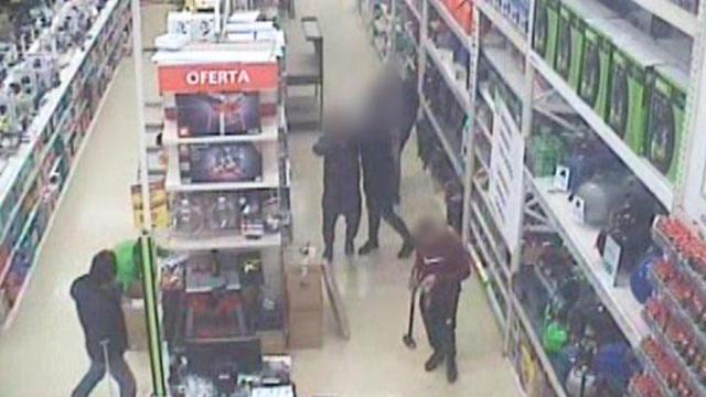 La banda de aluniceros durante un robo en un comercio de Barcelona / MOSSOS D'ESQUADRA