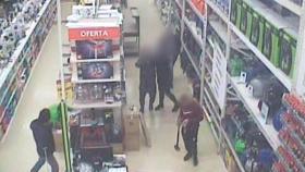 La banda de aluniceros durante un robo en un comercio de Barcelona / MOSSOS D'ESQUADRA
