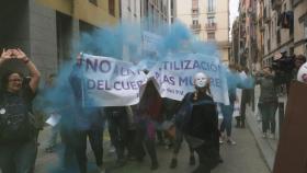 Momento de tensión entre las manifestaciones abolicionista y la defensora de los derechos de las prostitutas / @PUTASLIBRABAL (TWITTER)