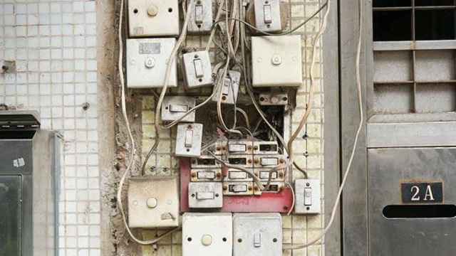 Panel de electricidad anticuado y averiado / UNSPLASH