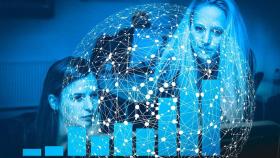 Dos mujeres y una representación de internet / PIXABAY