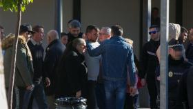 Familiares y amigos mientras esperaban la llegada de Julen al tanatorio / EFE