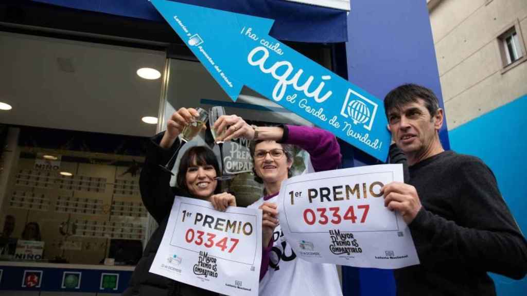 Agraciados con el 3.347, el Gordo de Navidad, se apresuran a cobrar el premio