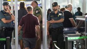 Dos agentes de la Guardia Civil trabajan en el Aeropuerto de Barcelona-El Prat / EFE