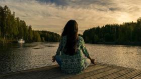 Una mujer disfruta de un entorno de descanso y bienestar / PIXABAY