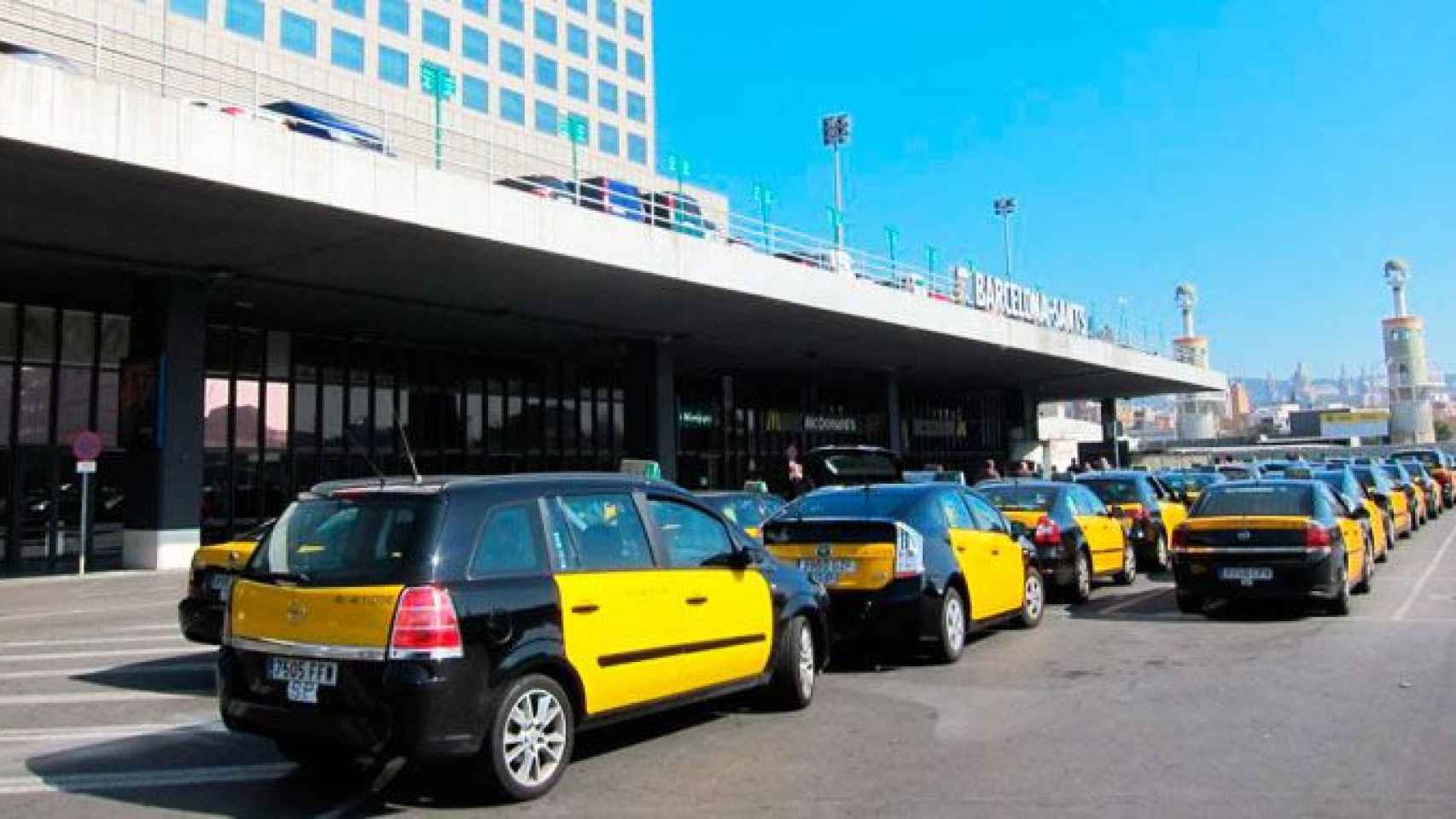 Taxis en la parada de la Estación de Sants de Barcelona / CG