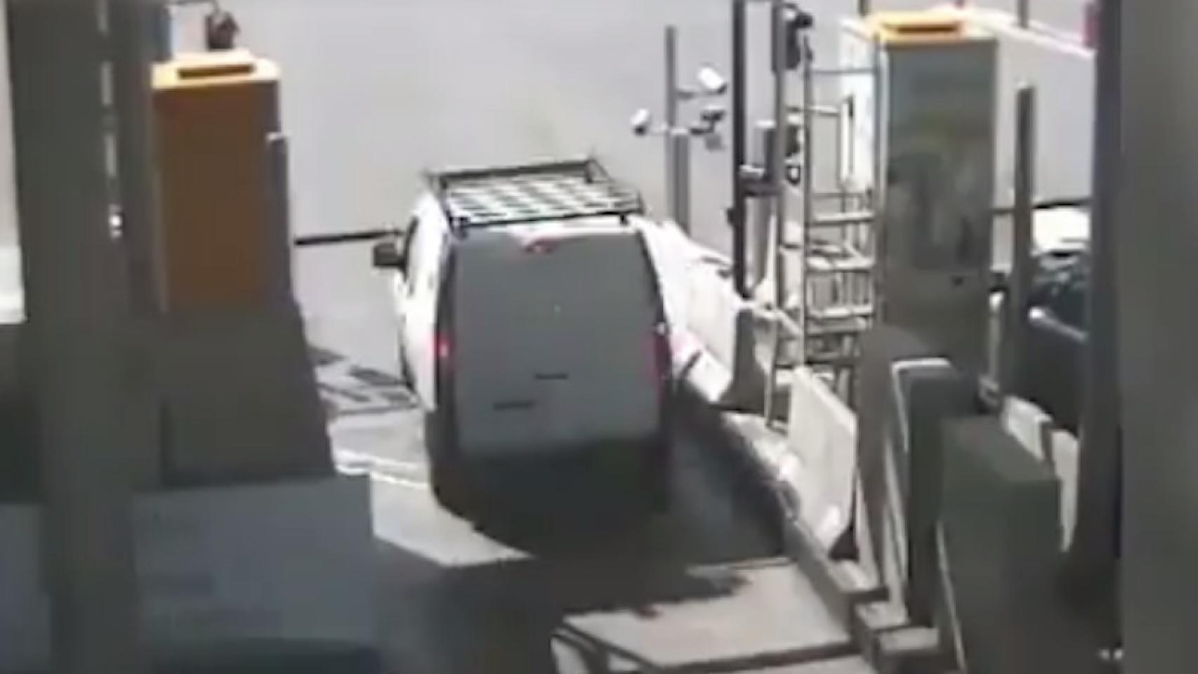 Una foto del momento previo a la saltarse el peaje / Mossos d'Esquadra