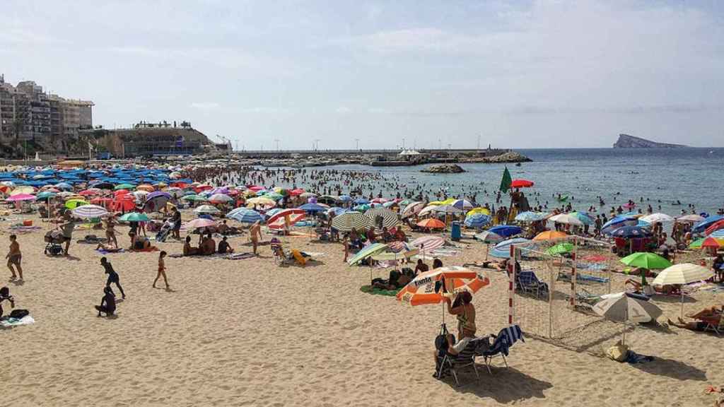 Imagen de una playa en Benidorm en temporada alta de vacaciones / PIXABAY