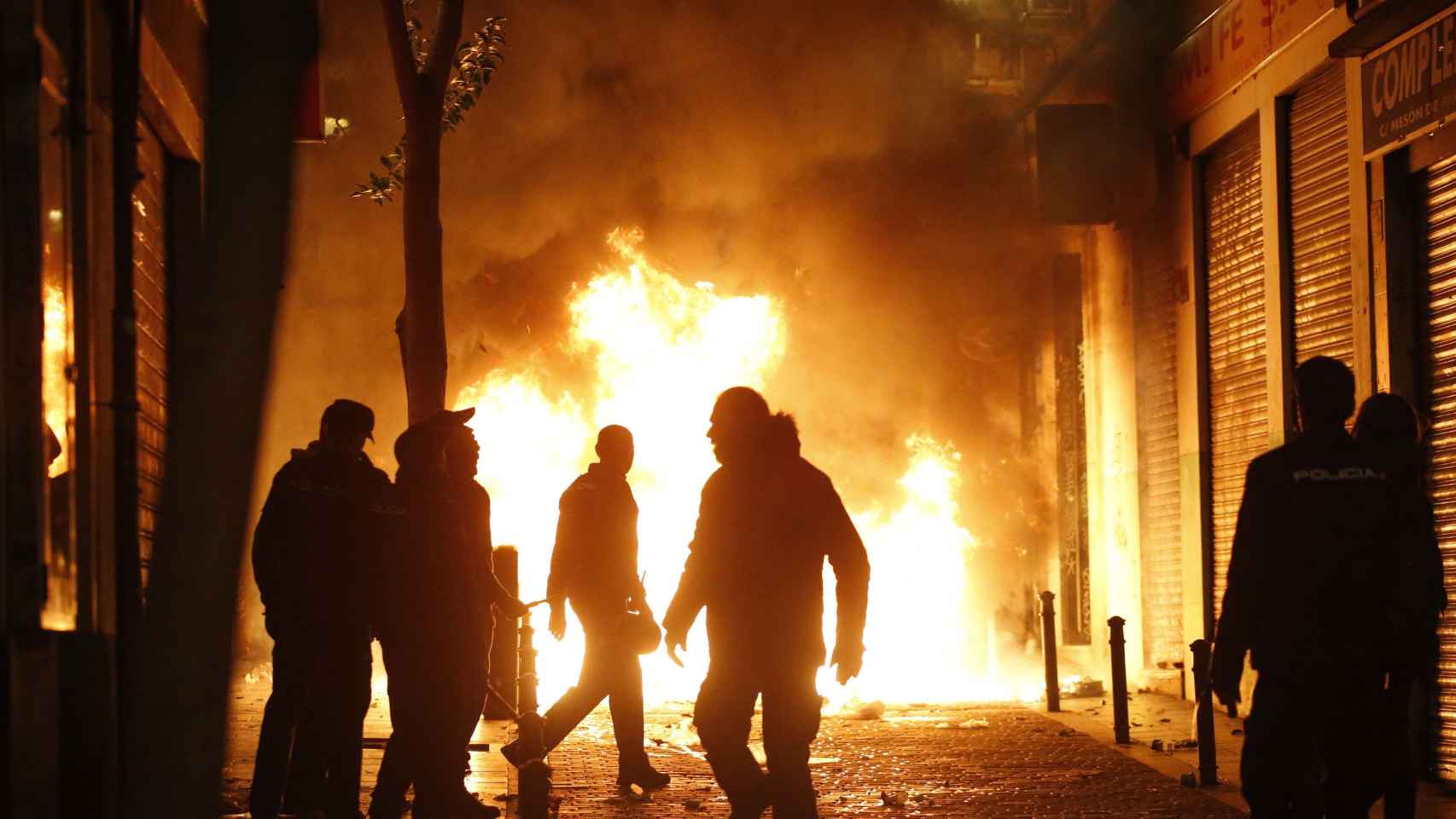 Una foto de los disturbios vividos esta madrugada en el barrio de Lavapiés por la muerte de un mantero / EFE