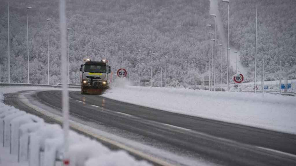 Una máquina quitanieves trabaja sobre una carretera afectada por el temporal / EFE