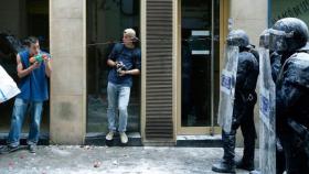 Un okupa dispara con una pistola de agua a varios agentes de los Mossos d'Esquadra en Barcelona, ciudad gobernada por Colau, quien bloquea la oficina antiokupas / EFE