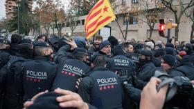 Los Mossos d'Esquadra haciendo frente a los manifestantes que protestaban por la devolución de los bienes de Sijena