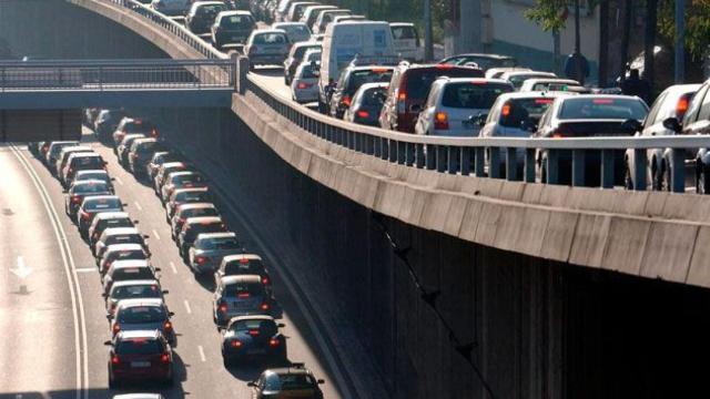 Imagen de un atasco en la Ronda de Dalt de Barcelona: la DGT espera 6,3 millones de desplazamientos por el puente del Pilar / EFE