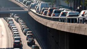 Imagen de un atasco en la Ronda de Dalt de Barcelona: la DGT espera 6,3 millones de desplazamientos por el puente del Pilar / EFE