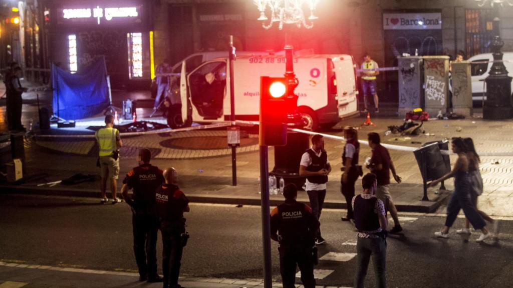 Los Mossos encuentran otra furgoneta alquilada durante un operativo esta misma semana / EFE