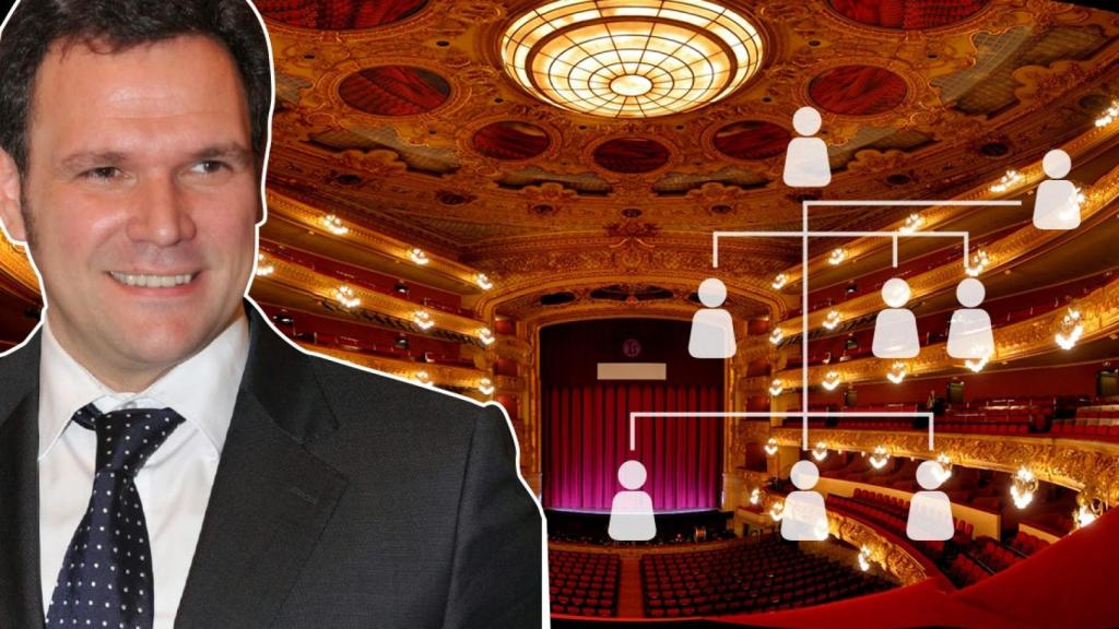 Roger Guasch, director general del teatro del Liceu, con la instalación al fondo / FOTOMONTAJE CG