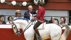 Felipe Juan Froilán, Victoria Federica, la infanta Elena y Juan Carlos en la plaza de toros de San Sebastián, el 14 de agosto. / EFE