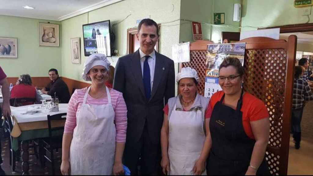 Felipe VI posa con el personal del restaurante Puerta de Extremadura.