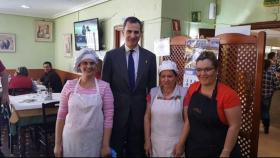 Felipe VI posa con el personal del restaurante Puerta de Extremadura.