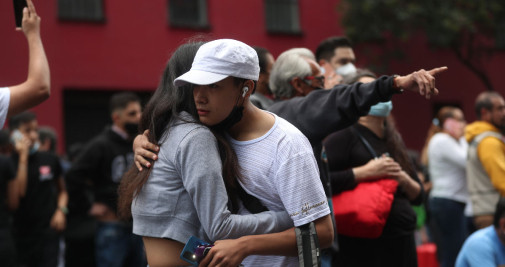 Personas permanecen en las calles hoy, después de activarse la alerta sísmica en la Ciudad de México / Sáshenka Gutiérrez -EFE