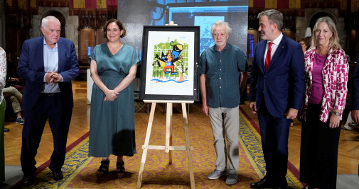 La alcaldesa de Barcelona, Ada Colau (2i), el artista Javier Mariscal (3d), el primer teniente de alcalde de Barcelona, jaume Collboni (2d), y Ernest Maragall (i), entre otros, durante el acto institucional del 30 aniversario de los Juegos Olímpicos de Barcelona 92, este jueves en el Ayuntamiento de Barcelona - EFE/Alejandro García