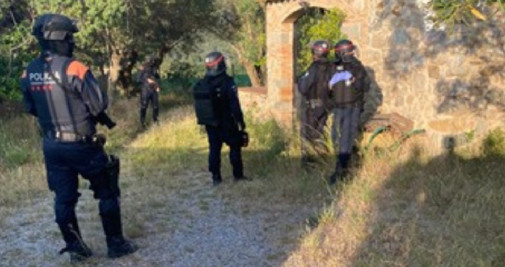 Efectivos de la ARRO acceden a la masía / MOSSOS