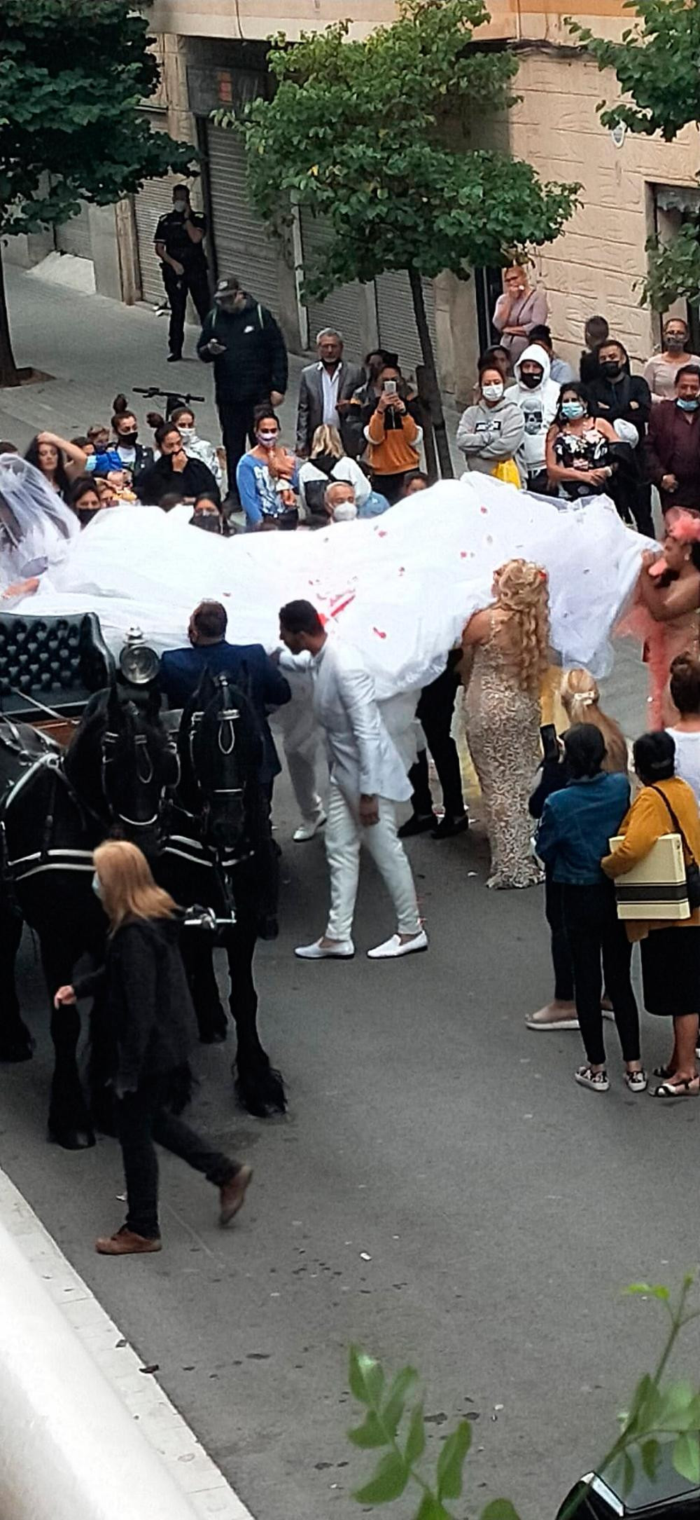 Instante de la boda callejera en Sant Adrià de Besòs / CG