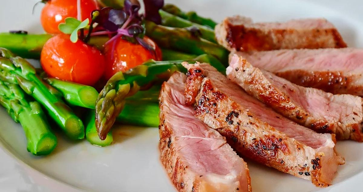 Filete con espárragos verdes / PIXABAY