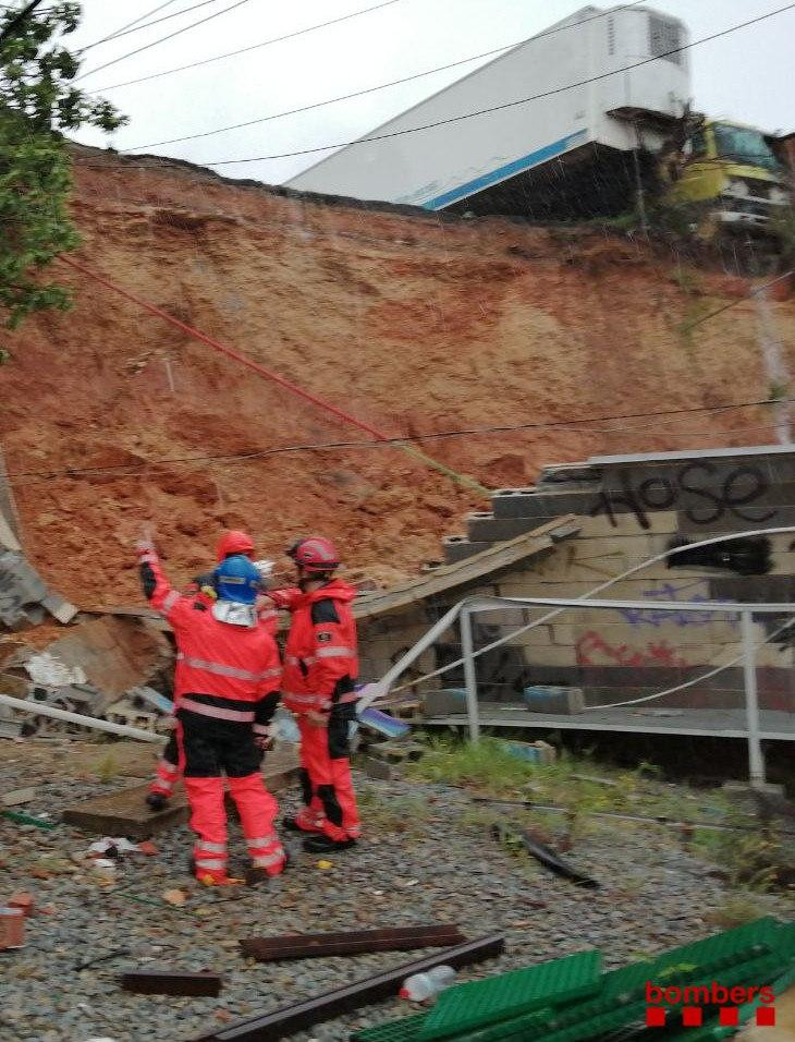 Muro caído en L'Hospitalet de Llobregat por la lluvia / BOMBERS