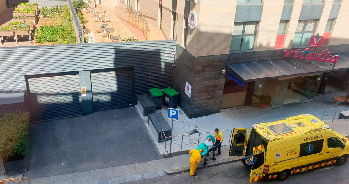 Imagen de un residente siendo evacuado de Vitalia Sants, un geriátrico que cuenta al menos 21 muertos desde el inicio de la pandemia / CG