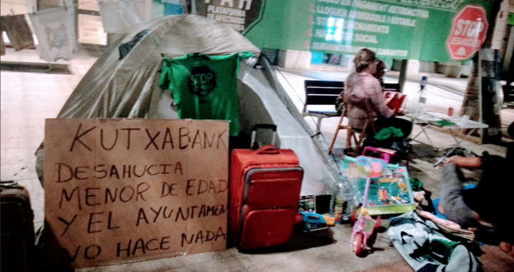 Fotografía del campamento donde se encuentra instalada Ingrid León, donde se lee una consigna contra Kutxabank / TWITTER