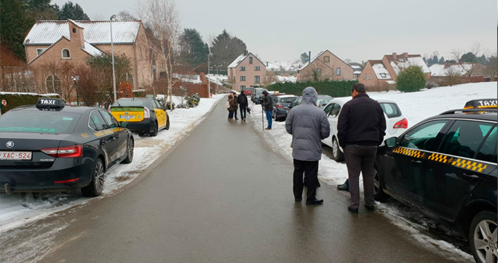 Imagen del escrache de los taxistas a la villa de Carles Puigdemont en Waterloo (Bélgica) / CG