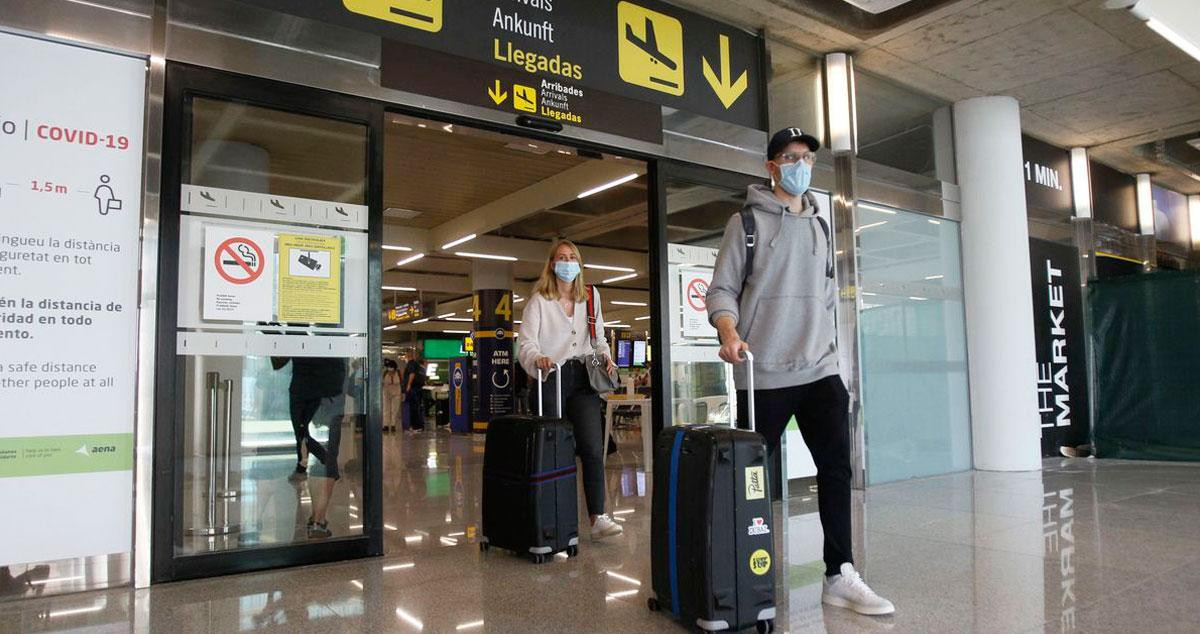 Varios catalanes en el aeropuerto de El Prat, como los que se marchan al extranjero / EP