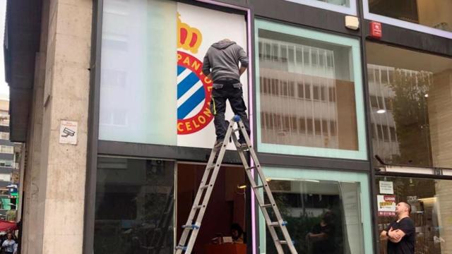Tienda del RCD Espanyol en la calle Balmes, 191 de Barcelona, antigua sede de Ciudadanos / CG