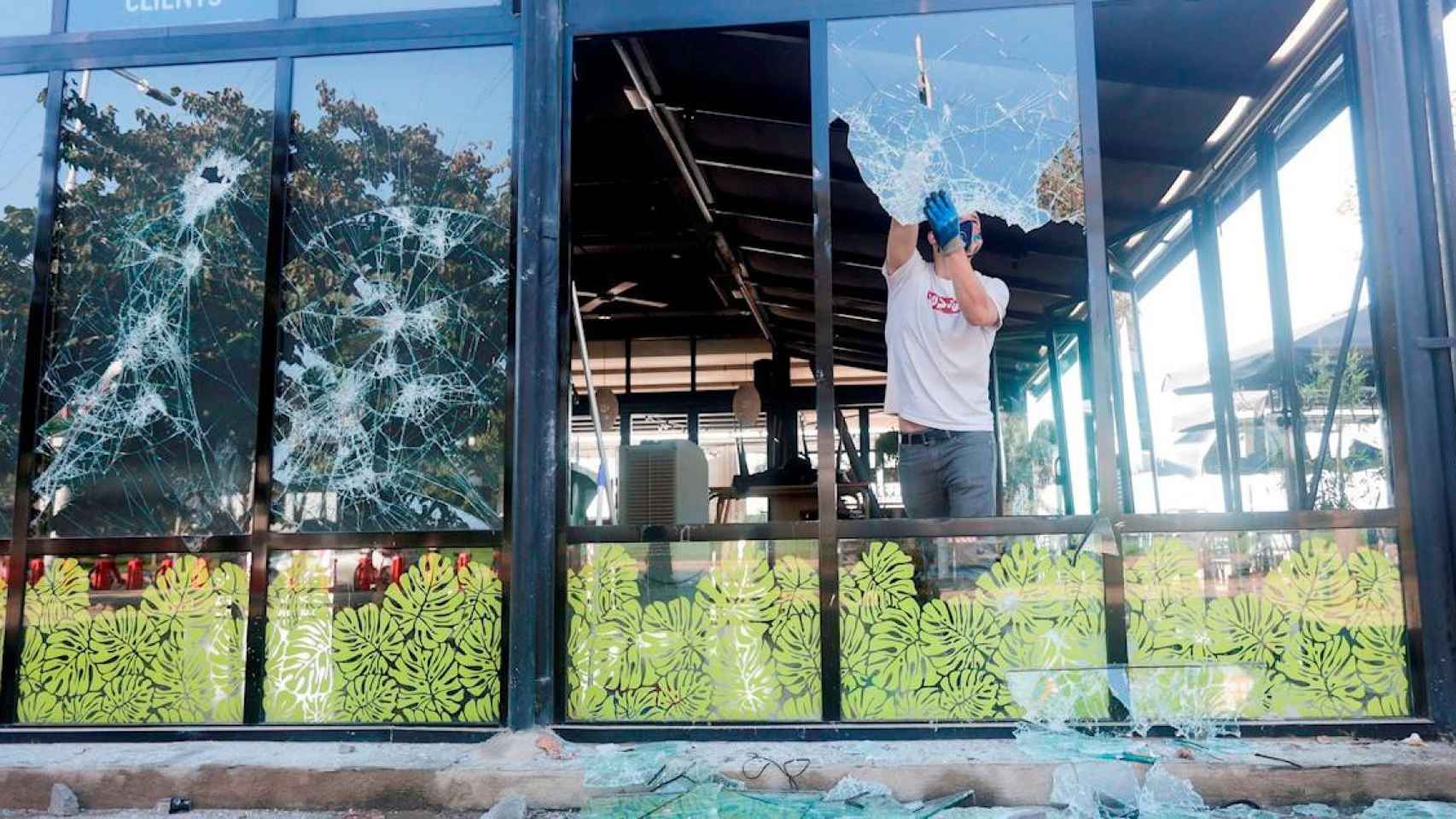 Cristales rotos en un local afectado por los actos vandálicos en las playas de Barcelona / EFE