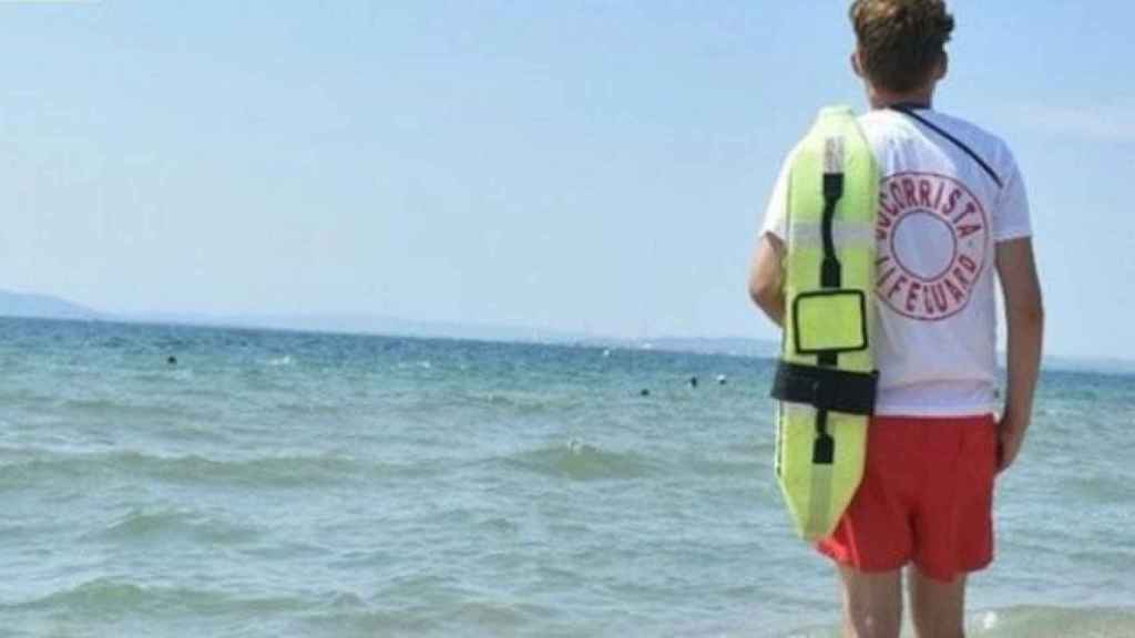 Uno de los socorristas en las playas de Cataluña. Proactiva / PROTECCIÓ CIVIL