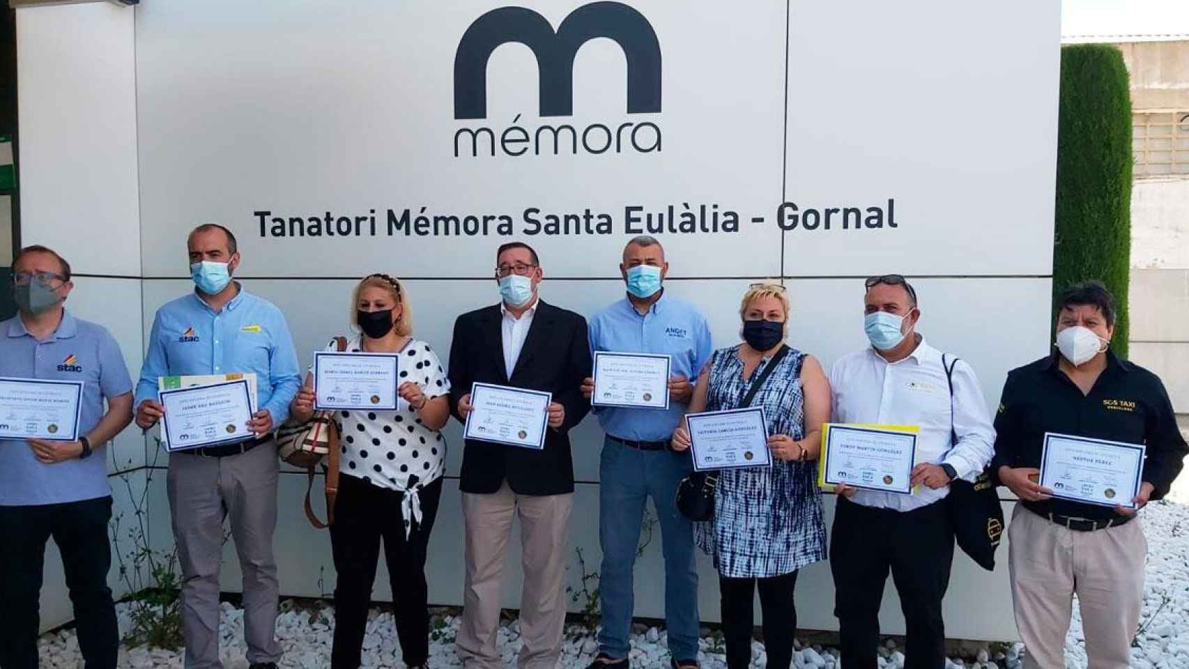 Los taxistas, con sus certificados de especialistas en carerras funerarias / CG