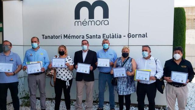 Los taxistas, con sus certificados de especialistas en carerras funerarias / CG