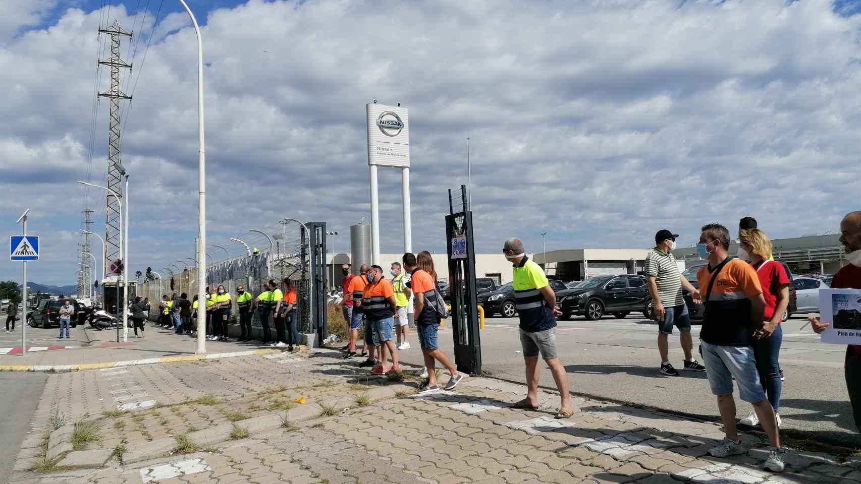 Trabajadores de empresas auxiliares de Nissan hacen una cadena humana en la fábrica de la Zona Franca / EP