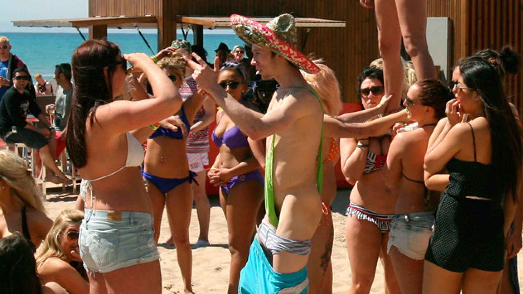 Turistas escandalosos en la playa del barrio barcelonés de la Barceloneta, el barrio más saturado de la ciudad / EFE