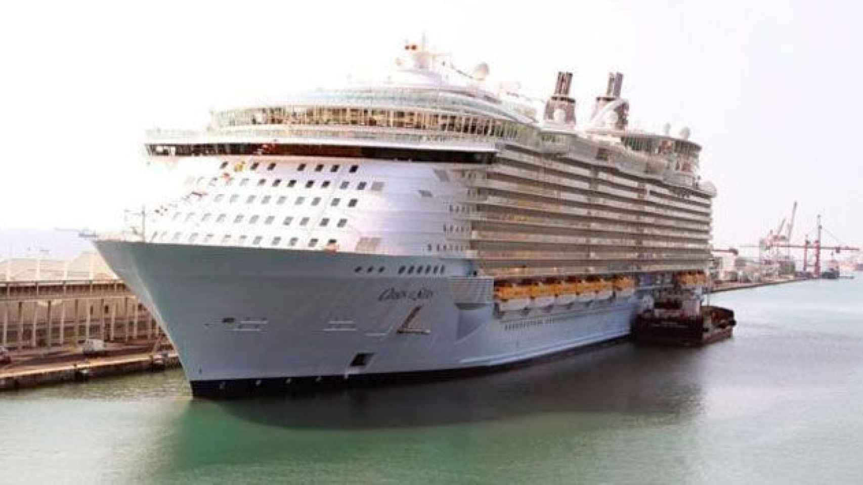 El buque 'Oasis of the Seas', atracado en el Puerto de Barcelona / EFE