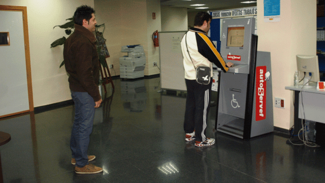 Dos personas hacen cola en una oficina de empleo en San Vicente del Raspeig (Valencia).