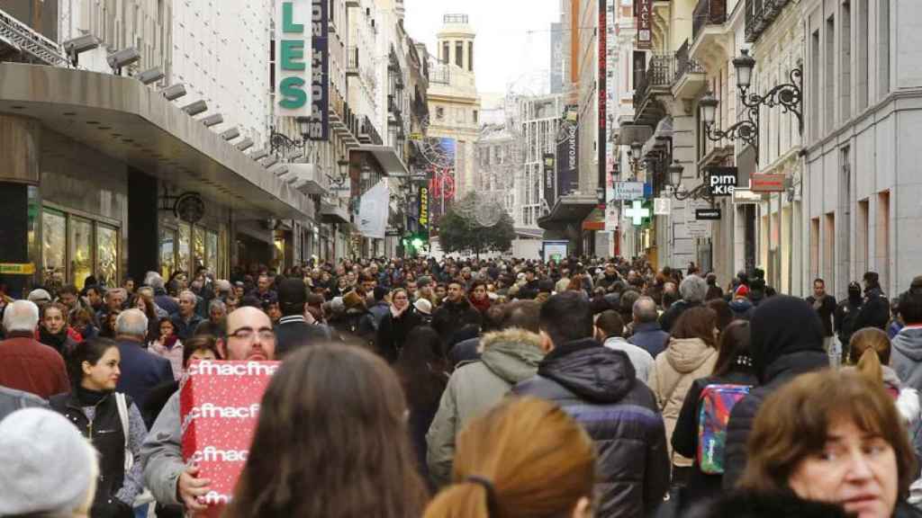 Cientos de personas transitan la madrileña calle Preciados.