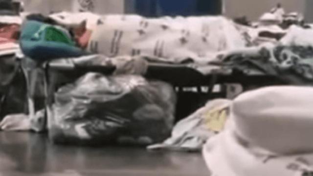 Una pareja mantiene relaciones sexuales en un refugio