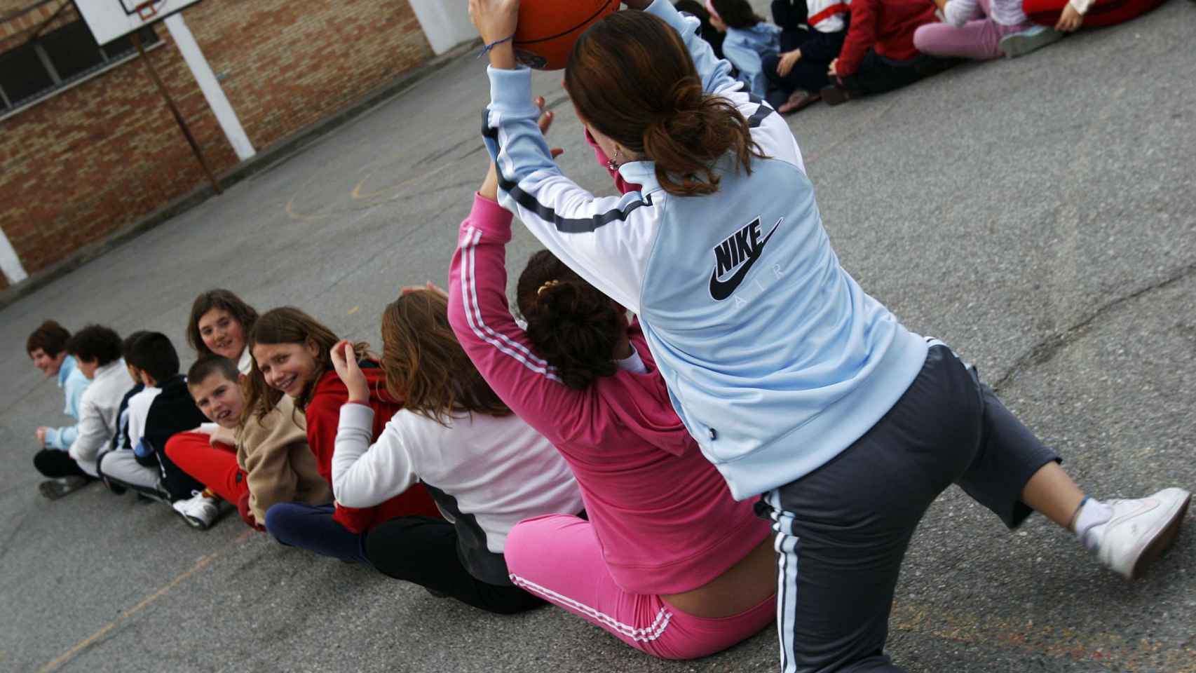 Los jóvenes que no se ejercitan ni desayunan tienen peor rendimiento escolar / EFE