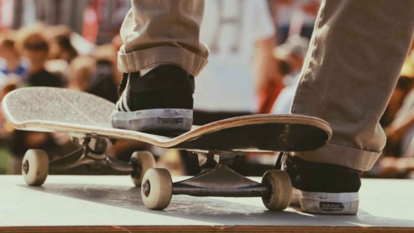 Joven con una tabla de skate / Soroush Karimi en UNSPLASH