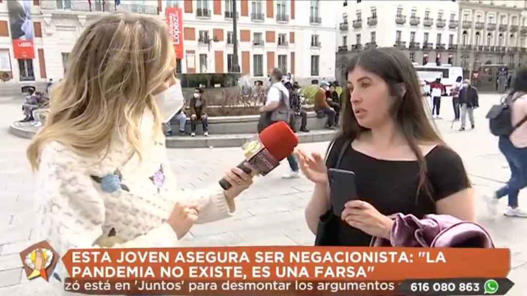 La reportera de Telemadrid, Aránzazu Santos López, se enfrenta a una negacionista / TELEMADRID