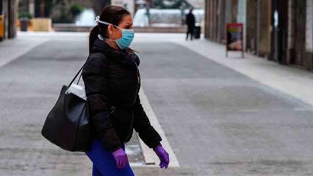 Una mujer pasea con una mascarilla / EP